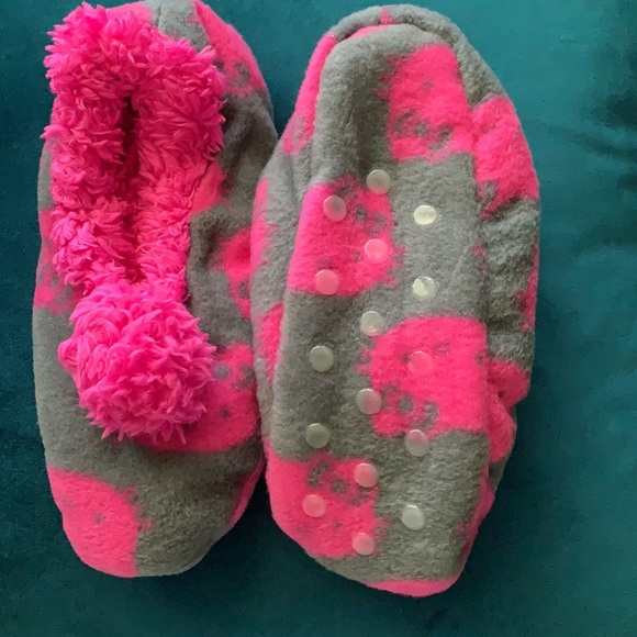 NWT Kids fuzzy polka dot Slippers with pom pom - Picture 6 of 6